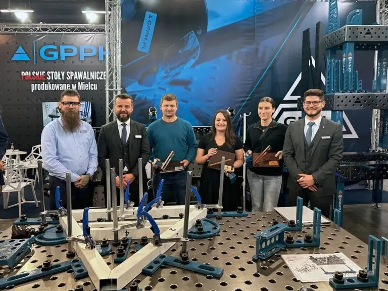 Photo avec les gagnants du concours « Réalisez une structure le plus rapidement possible et gagnez une table à souder » le 29 mars 2023