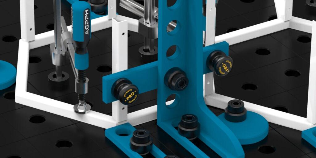 Exemplo de utilização do mandril de montagem MAGNETIC PRO durante o trabalho numa mesa de soldadura