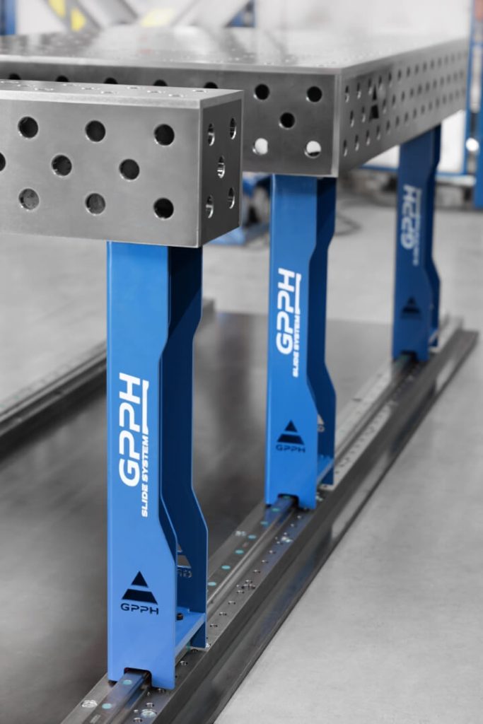 TRESTLE svetsstöd och svetsbord på en hög SLIDE SYSTEM-kropp