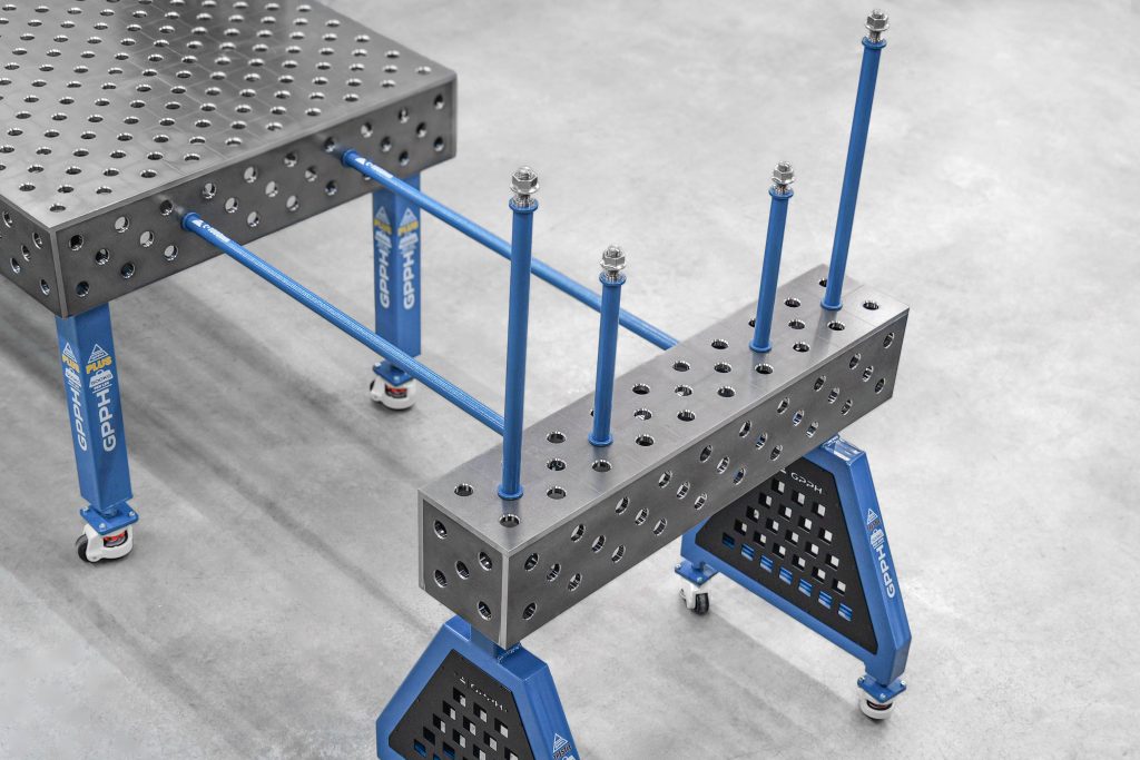 Support de soudage TRESTLE relié à une table de soudage à l'aide de raccords