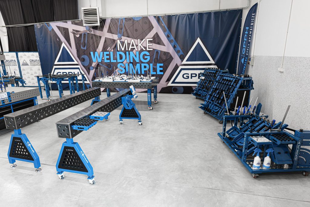 Soluciones de GPPH para soldadura en el showroom, tales como: soportes de soldadura, carros de herramientas con herramientas, productos químicos para soldadura y mesas de soldadura.