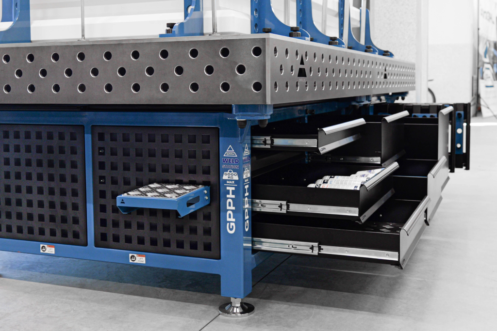 WELDSTATION con cajones extendidos y un estante