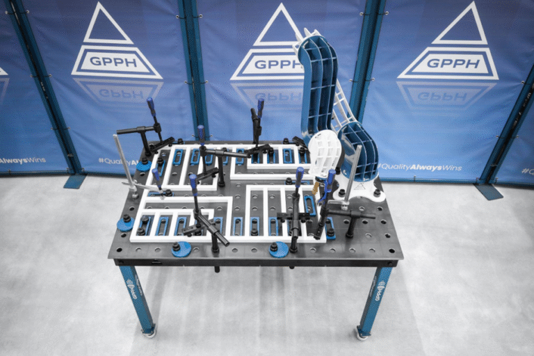 Table de soudage BASIC, sur laquelle une structure à souder est fixée à l’aide des outils GPPH.