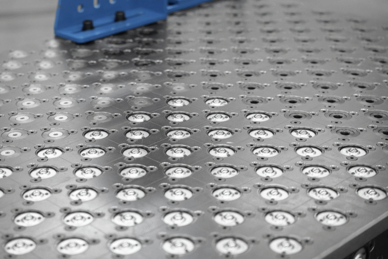 Zbliżenie na blat stołu serii SLOT SYSTEM - wymienne inserty dające wiele możliwości