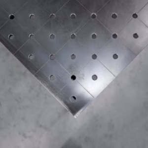 [OUTLET] Schweißtisch SMART 12 mm 1500x1480 mm - φ16 System, diagonales Lochraster