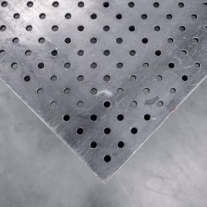 [OUTLET] Stół Spawalniczy PLUS Siatka - 50x50mm, System - Φ16, Rozmiar - 1500x1480mm, Nogi - Na kołach