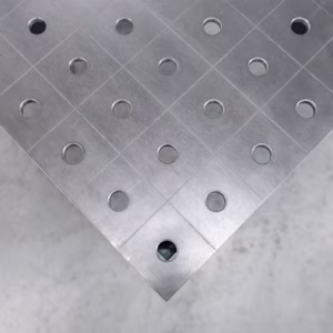 [OUTLET] Mesa de soldadura SMART 12mm 2000x1000mm – sistema fi28, malla 100x100mm