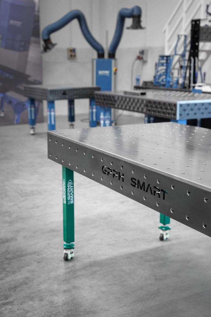 SMART series table, version with a wheeled leg