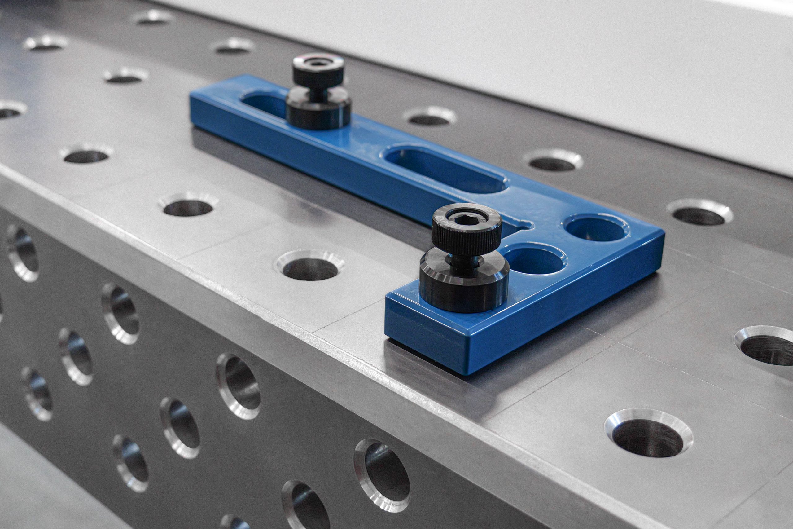 Escuadra plana 320x150mm, Sistema - Φ28, Serie - EXPERT