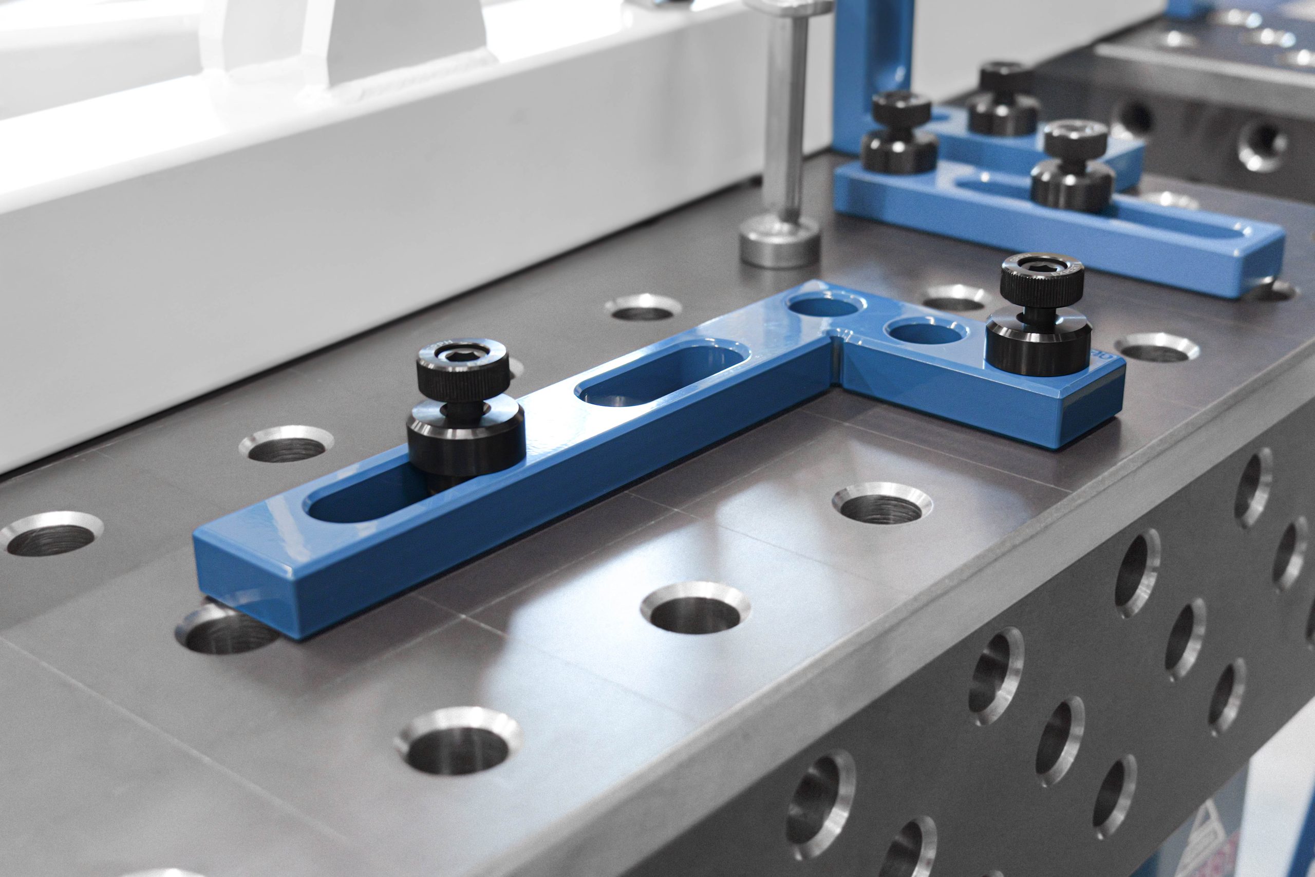 Escuadra plana 320x150mm, Sistema - Φ28, Serie - EXPERT