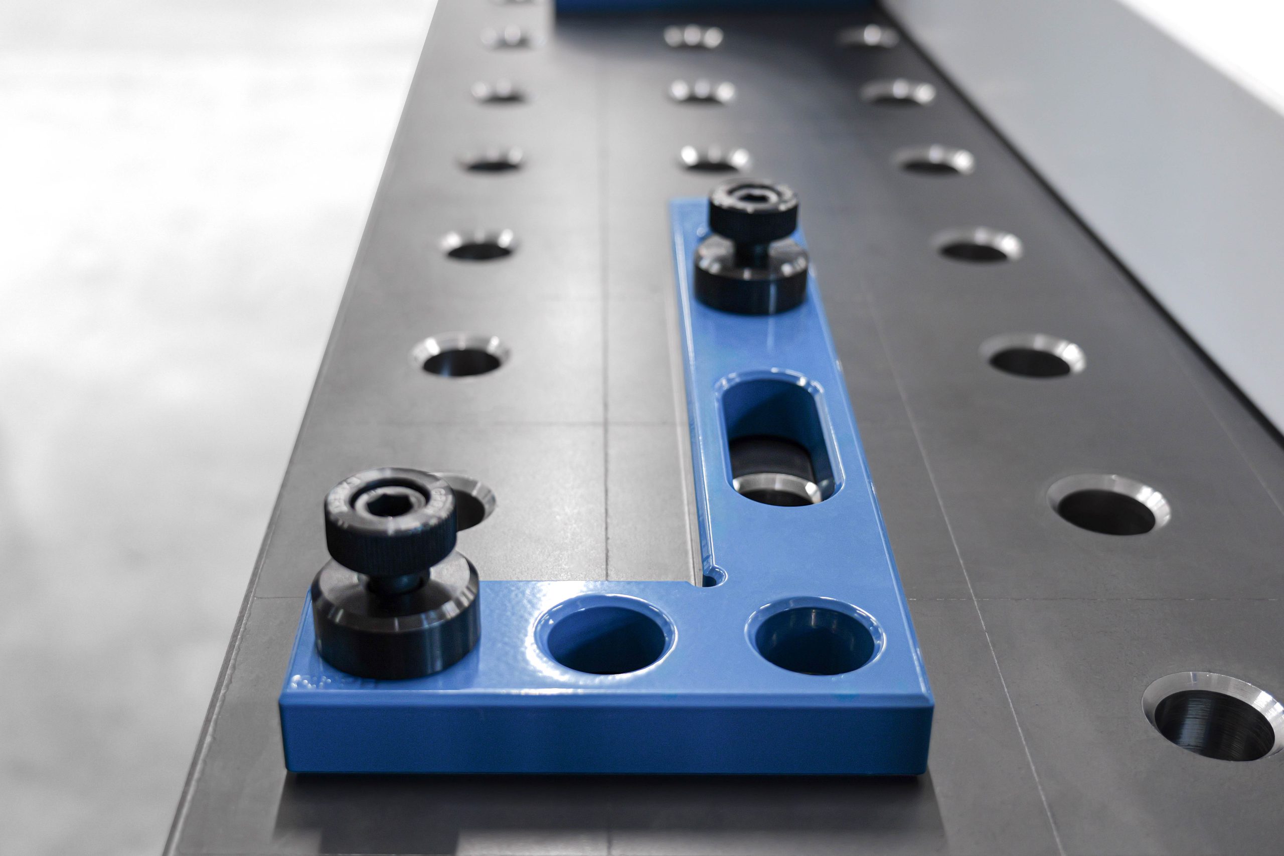 Escuadra plana 320x150mm, Sistema - Φ28, Serie - EXPERT