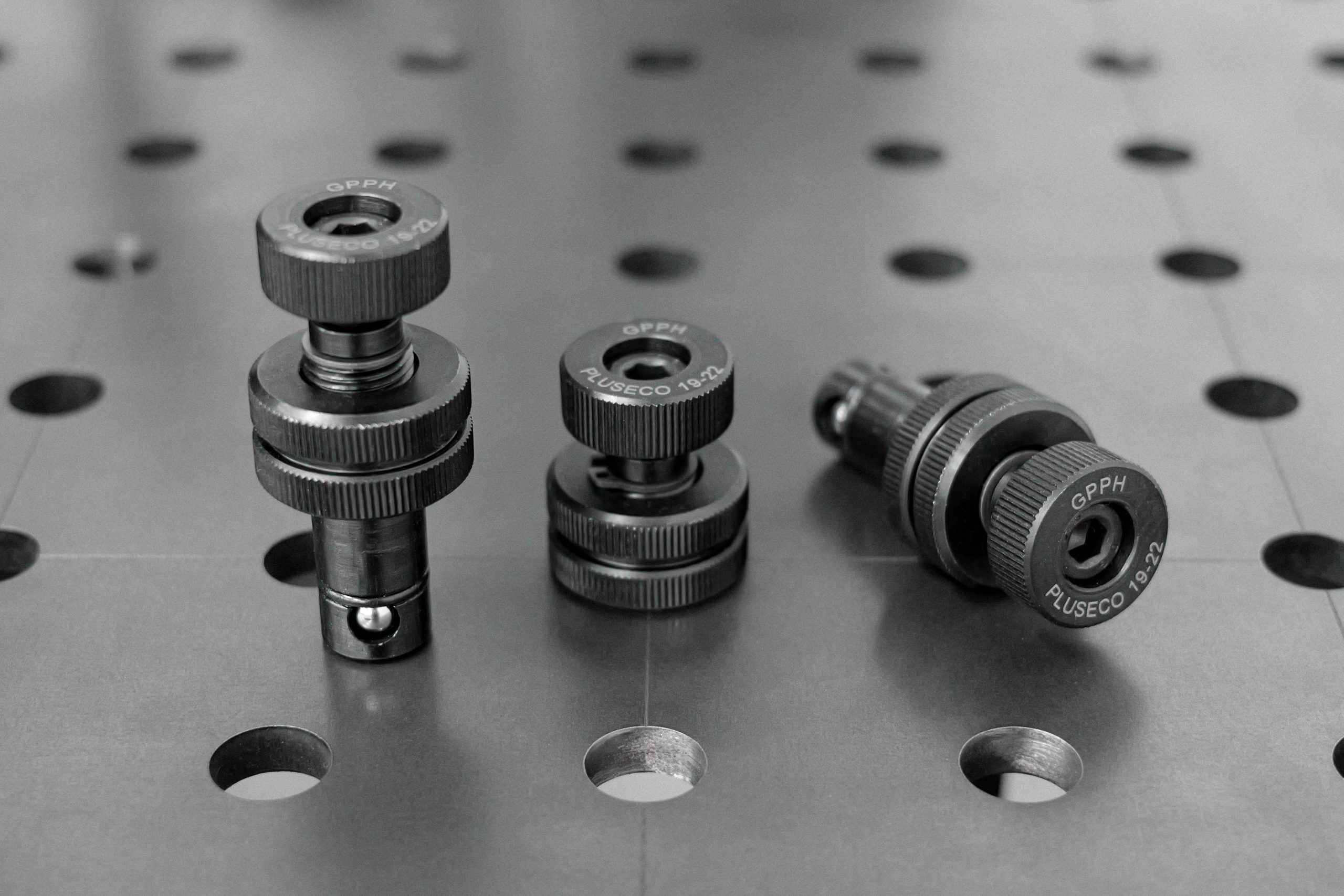 Verstellbarer Befestigungsbolzen ECOPLUS System 16